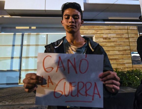 "Ganó la guerra", dice el letrero de este joven en Bogotá.