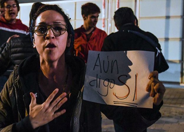 Una mujer sostiene un letrero con el mensaje: "Aún digo sí". Así reaccionaron los colombianos tras conocer los resultados del plebiscito.