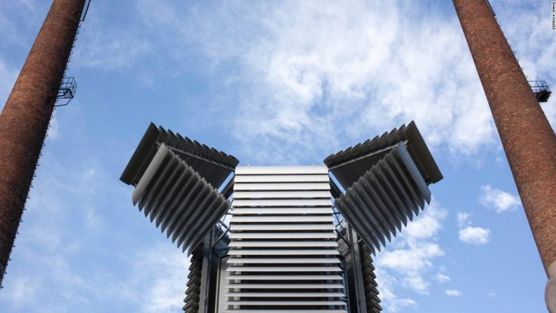 El diseñador holandés Daan Roosegaarde creó la Torre Libre de Esmog con Bob Ursem de la Universidad de Tecnología de Delft, y la compañía holandesa de tecnología verde European Nano Solutions.