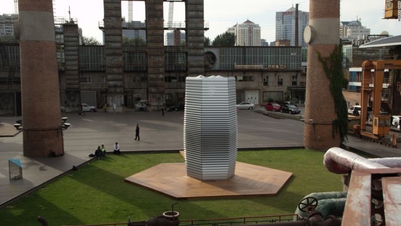 La Torre Libre de Esmog limpia 30.000 metros cúbicos de aire por hora a través de tecnología de iones libre de ozono patentado y utiliza una pequeña cantidad de electricidad verde.