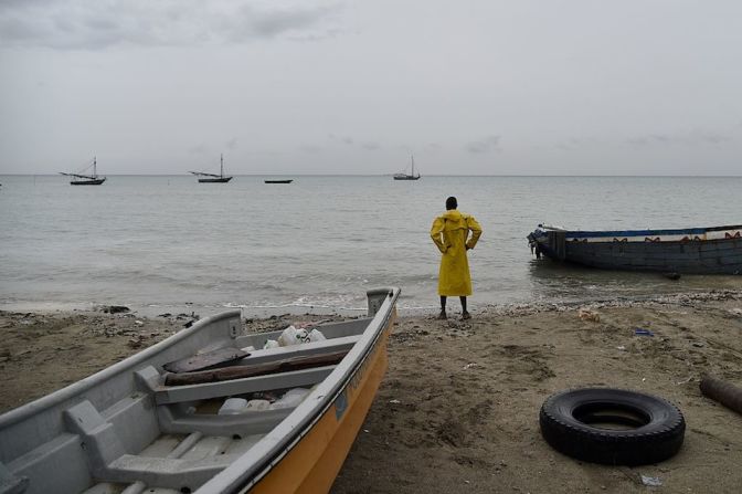 Un pescador mira la playa de Caira, en la comunidad de Leogane, al suroeste de Puerto Príncipe, Haití.