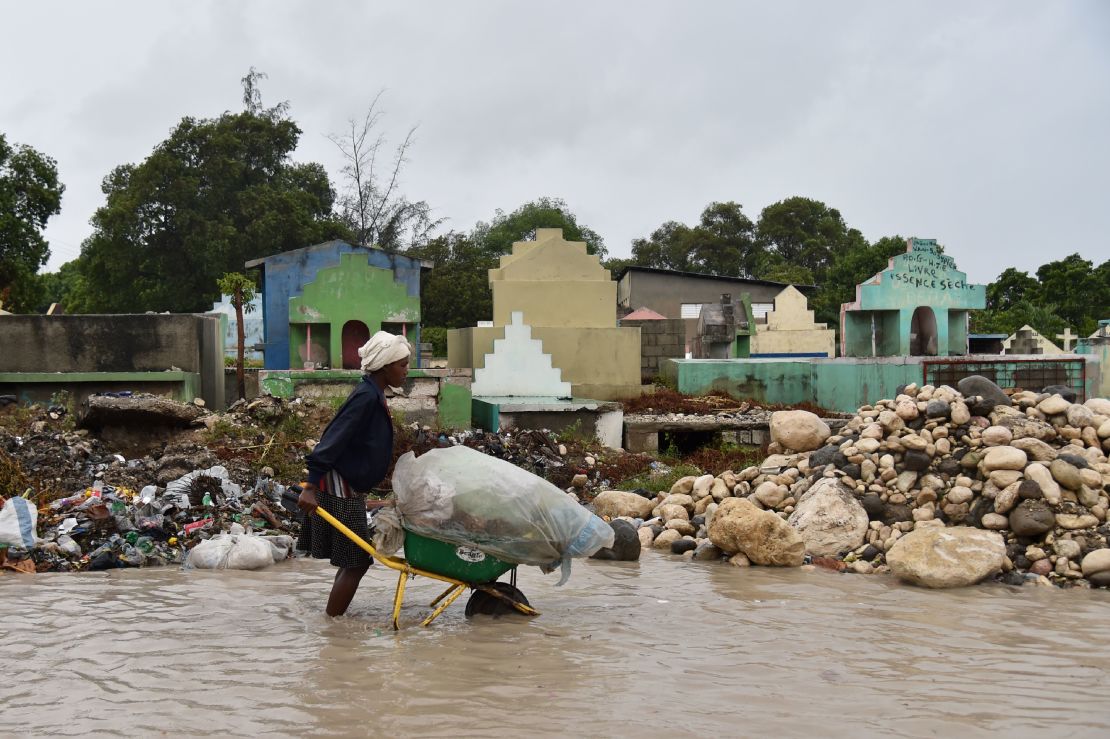 El huracán Matthew tocó tierra en Haití este martes en el oeste del país. Las ciudades de Anse-d'Hainault y Tiburon están parcialmente inundadas.