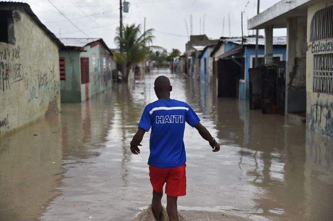 Un hombre camina por una calle inundada en la comunidad de Cite Soleil, en Puerto Príncipe.