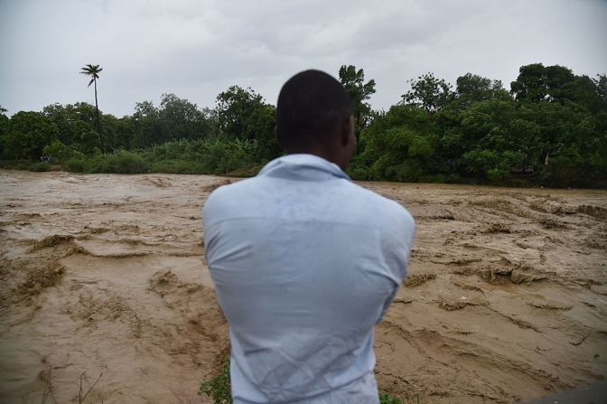 También reportaron la caída de un puente que conecta Puerto Príncipe con el sur del país, lo que puede afectar a la respuesta de socorro.