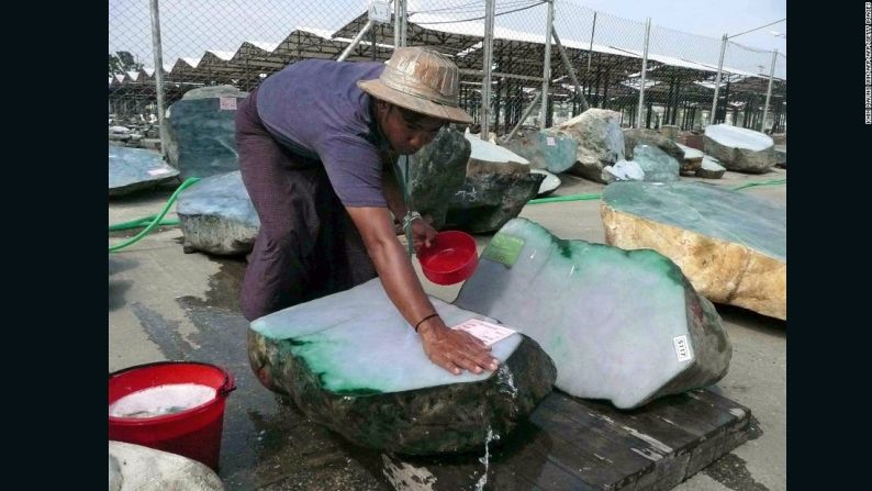 Myanmar suministra la gran mayoría del jade en el mundo, y todas las jadeítas de alta calidad. Sin embargo, la mayor parte de la piedra se extrae en un rincón remoto y conflictivo del país, y la industria carece de una regulación. Aunque no existen cifras oficiales sobre el suministro del jade, las principales casas de subastas dicen que el suministro es cada vez menor.