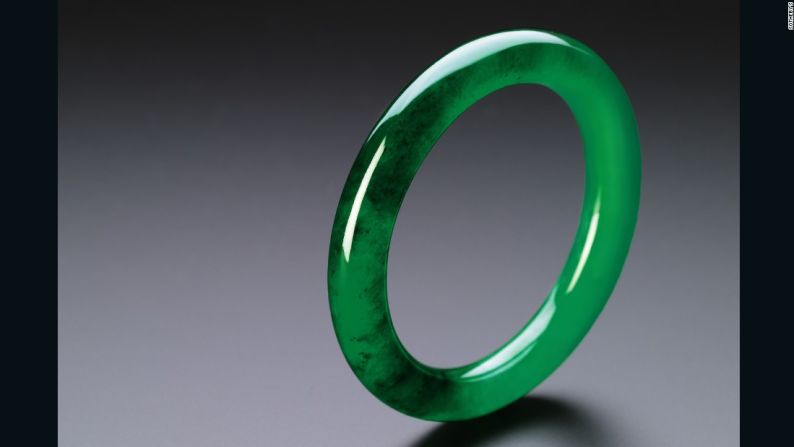 Este sencillo y vívido brazalete de jadeíta verde esmeralda, por ejemplo, se espera que se venda por entre 6,5 y 9 millones de dólares cuando se subaste en Sotheby en Hong Kong en octubre de 2016.