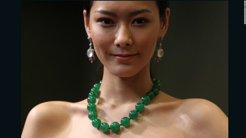 Este collar de cuentas de jadeíta, que se muestra aquí durante una vista previa de una subasta en Hong Kong, se vendió por 13,7 millones de dólares en una subasta de Internacional de Tiancheng celebrada en Hong Kong el 28 de noviembre de 2012.