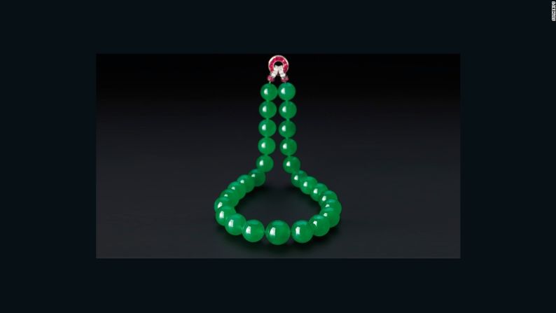 ¿Cuál es la pieza más cara de joyería de jadeíta que se ha vendido en una subasta? Este collar de jade, rubí y diamante, que fue propiedad de Barbara Hutton, la heredera de Woolworth, fue vendido por más de 27,4 millones de dólares en una subasta de Sotheby en Hong Kong en 2014.