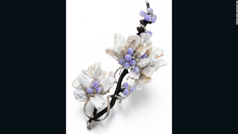 Un broche de oro blanco de 18 quilates hecho con jadeíta lavanda, coral negro, perlas y diamantes de la Joyería de Arte Edward Chiu.