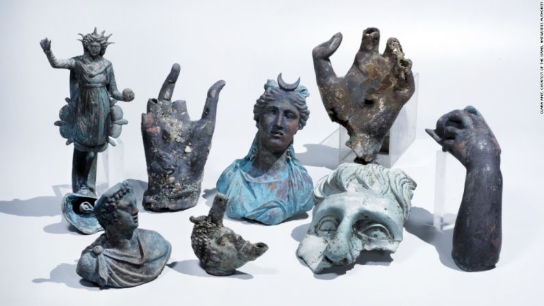 En mayo de 2016, buzos descubrieron un naufragio de 1.600 años, mientras nadaban en el antiguo puerto romano de Cesárea. Estos raros artefactos de bronce fueron recuperados de la nave.