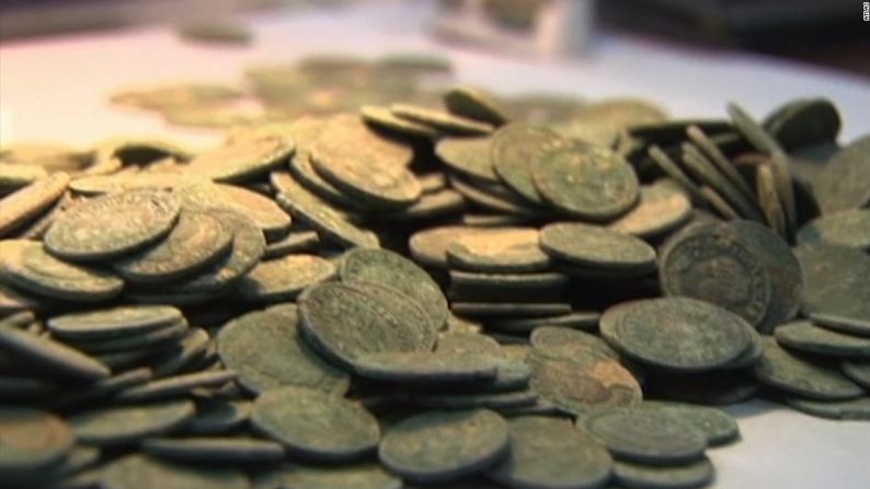 Más de 1.300 libras (590 kg) de monedas de bronce romanas que datan del siglo III d.C. fueron descubiertas en abril de 2016 por trabajadores de la construcción que cavaban una zanja en España.