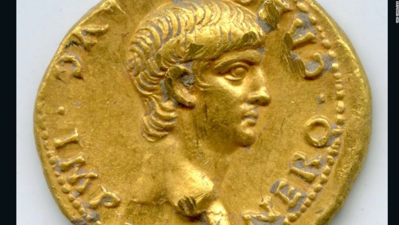 Los arqueólogos desenterraron una rara moneda romana antigua de 2.000 años durante una excavación científica en Jerusalén en el verano de 2016. La moneda de oro muestra la cara del emperador Nerón y probablemente fue acuñada entre los años 56 y 57 d.C.