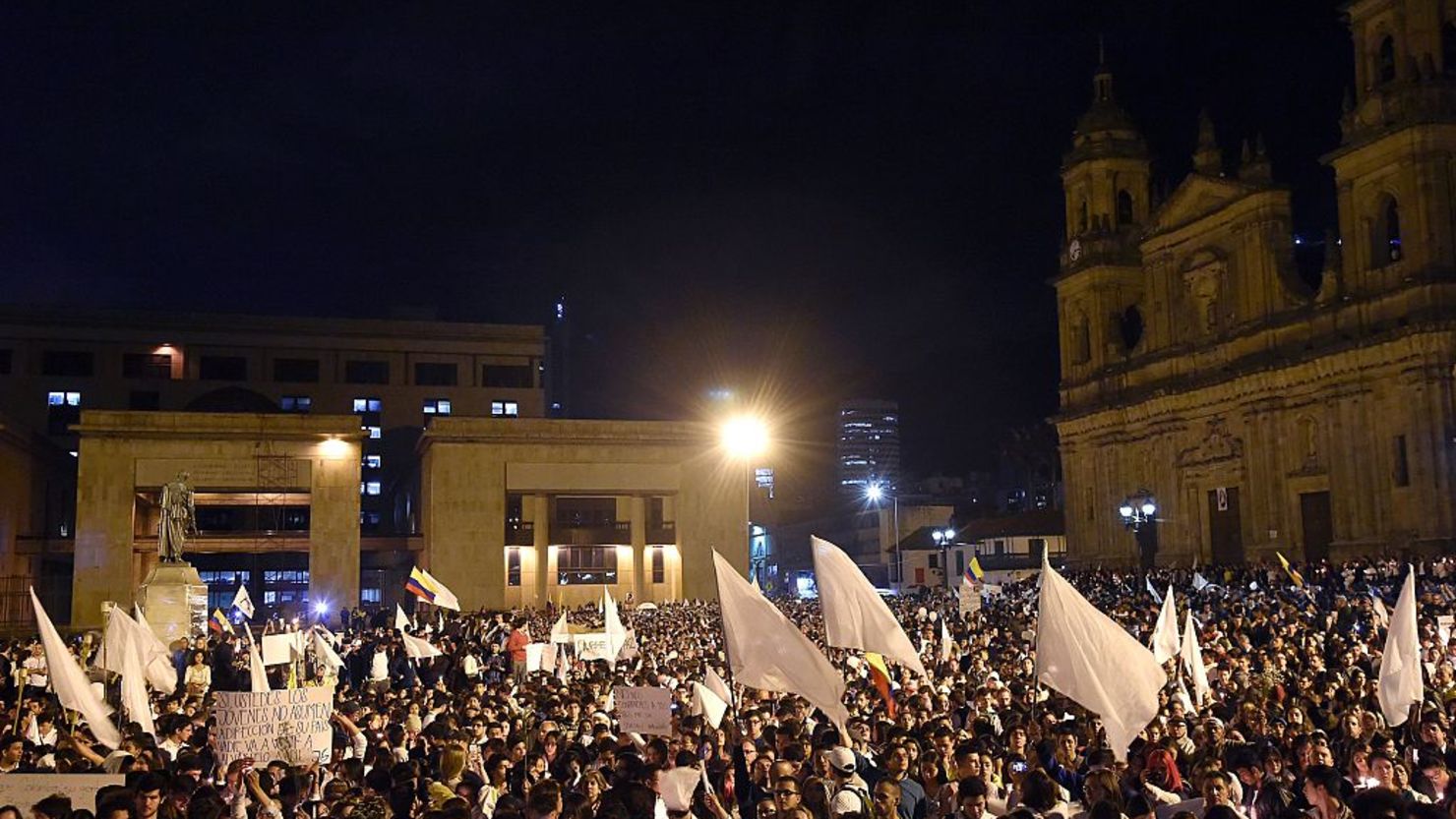 La Plaza de Bolívar de Bogotá se llenó de manifestantes a favor de la paz