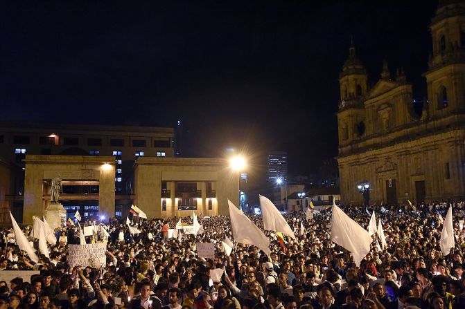 La Plaza de Bolívar de Bogotá se llenó de manifestantes a favor de la paz.