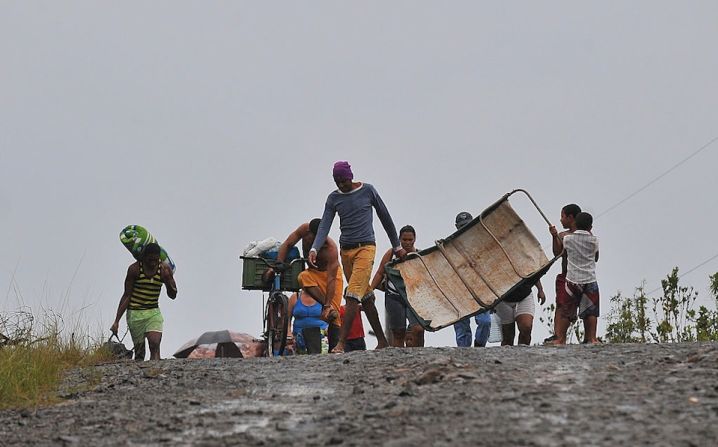 El huracán también provocó evacuaciones masivas en Cuba. Los residentes vuelven a sus casas tras el paso de la tormenta por la isla (YAMIL LAGE/AFP/Getty Images).