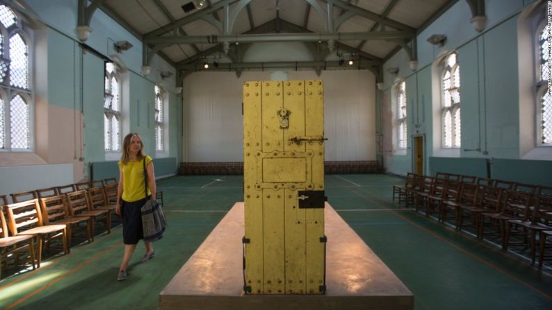 Reading Prison, Reading, Inglaterra – La puerta de la celda de la prisión del antiguo preso y mundialmente famoso escritor Oscar Wilde. Wilde —quien estuvo en prisión por su homosexualidad— duró dos años en prisión desde 1895, uno de ellos en confinamiento solitario.