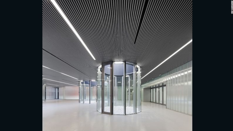 Centro Civico, Palencia, España – Los arquitectos pusieron más luz natural en el edificio removiendo viejos azulejos y añadiendo estructuras de vidrio.