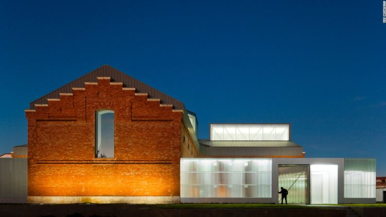 Centro Civico, Palencia, España – Esta antigua prisión en Palencia, España, fue convertida en un centro de cultura y artes.