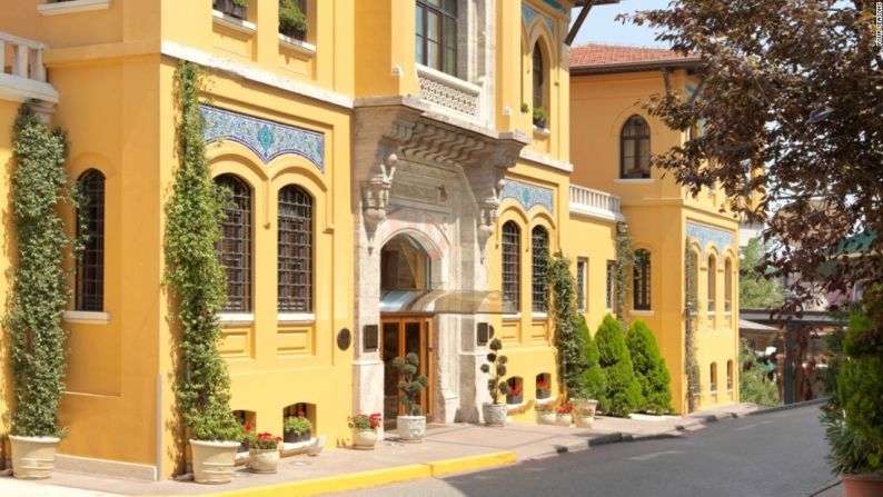 Four Seasons Hotel, Estambul, Turquía – El exterior del hotel. El lugar mantiene un hermoso jardín cuyo propósito original era el de ser un patio de ejercicio para los prisioneros que podía albergar un máximo de 2.000 personas.