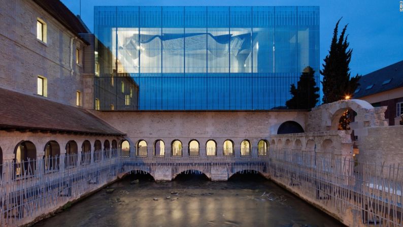 Convento de los Penitentes, Louviers, Francia — La renovación de esta prisión como una escuela musical ganó varios premios cuando fue finalizada en 2012.