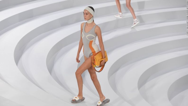 Semana de la Moda de París, primavera-verano 2017 - Anya Hindmarch