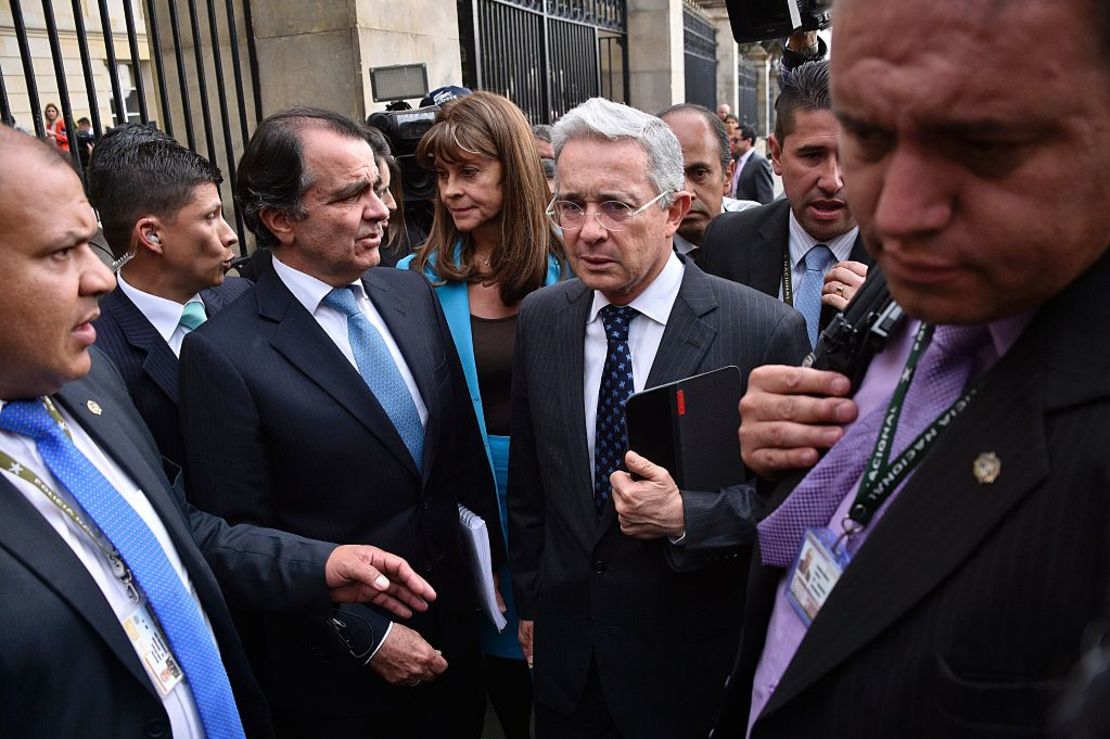 Óscar Iván Zuluaga (2-i) junto al expresidente Álvaro Uribe.