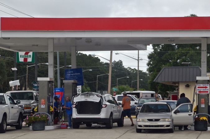 Residentes llenan los tanques de sus autos de gasolina Titusville.