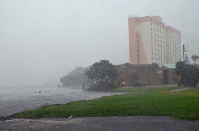 Fuerte oleaje en Singer Island, Florida.