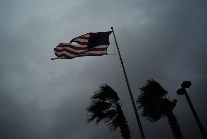 La fuerza de los vientos del huracán Matthew en Atlantic Beach, Florida, el 7 de octubre de 2016.