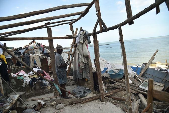 En Haití, la devastación es inconmensurable, muestra de ello ésta imagen tomada en Jeremie, en el occidente del país.