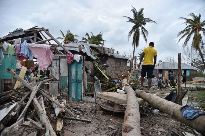 Un residente de Croix Marche-a-Terre, en el suroeste de Haití observa los graves destrozos por el paso de Matthew.