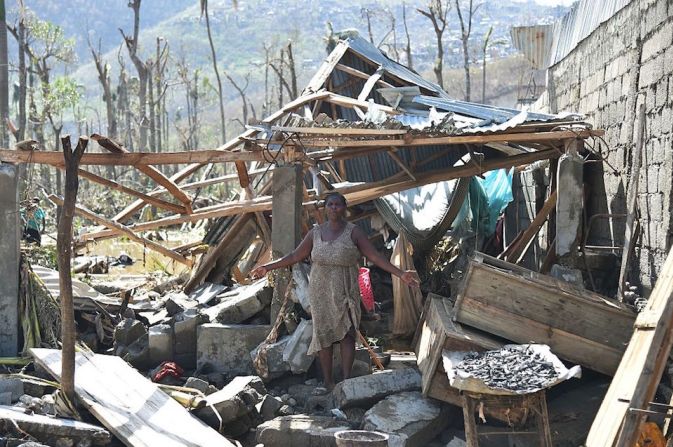 Una mujer que lo perdió todo por el impacto de Matthew en Jeremie, Haití.