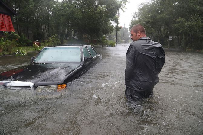 Un hombre camina por las calles inundadas de St. Agustiine, Florida, el viernes 7 de octubre, poco después de que esa localidad costera sintió el paso del huracán Matthew.