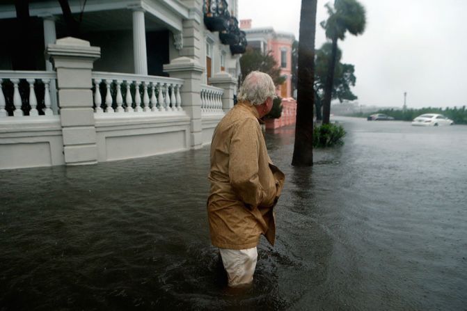 Un residente de Charleston, Carolina de Sur, sale de su casa para ver el nivel del agua.