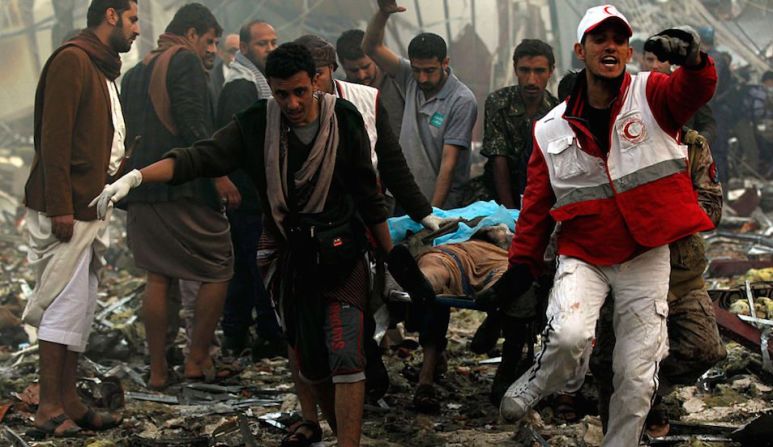 Rescatistas se apresuran para ofrecer atención médica a un herido por un bombardeo en Sana, la capital de Yemen.