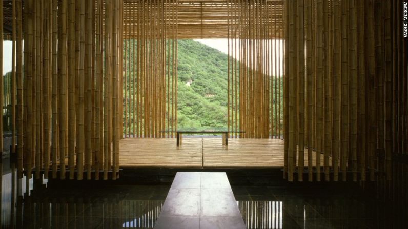 La Gran Pared de (Bambú), en Beijing, China (2002) - La dedicación de Kengo Kuma a la arquitectura que incorpora la naturaleza hizo que fuera uno de los diez arquitectos invitados a diseñar una residencia en este retiro en la Gran Muralla China.