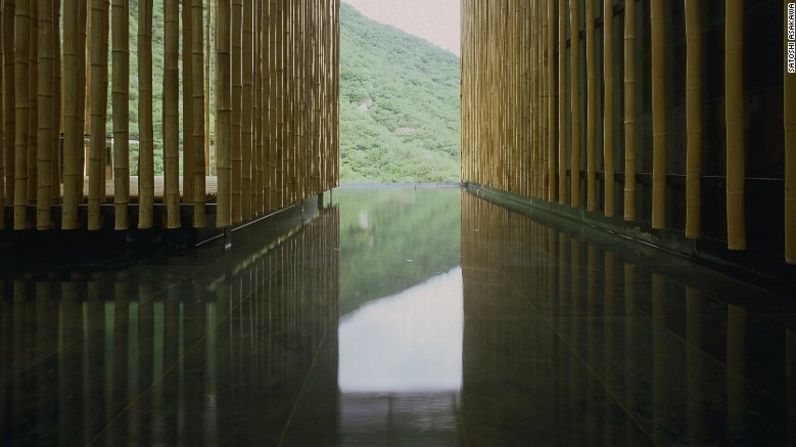 La Gran Pared de (Bambú), en Beijing, China (2002) - El proyecto utiliza las características geográficas del sitio y materiales producidos localmente. Las paredes de bambú de Kuma permiten la luz y el viento en las habitaciones.