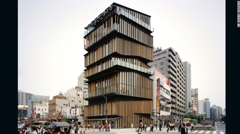 El Centro de Cultura e Información Turística Asakusa, en Tokio, Japón (2012) - Kengo Kuma, un premiado arquitecto japonés, es conocido por su minimalismo y el uso innovador de materiales naturales en sus edificios.