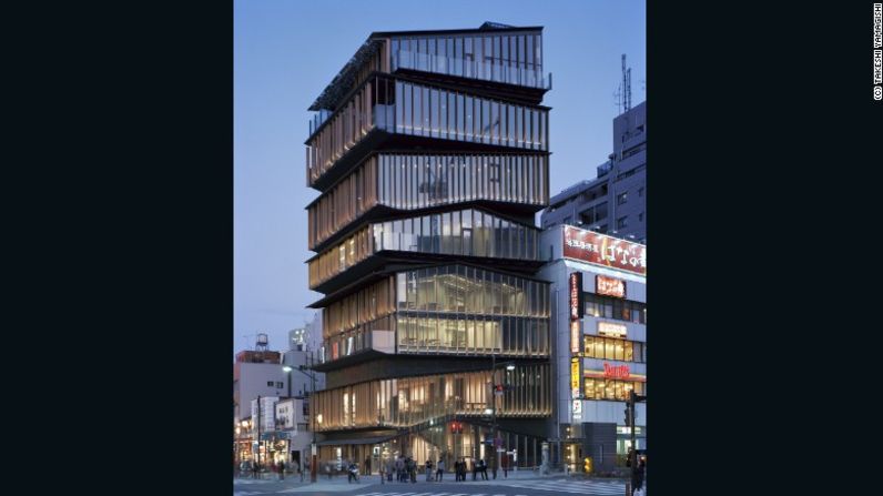 El Centro de Cultura e Información Turística Asakusa, en Tokio, Japón (2012) - Este centro de información turística da la ilusión de estar hecho de varios techos apilados uno encima del otro.