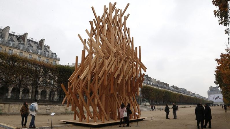 Yure, en París, Francia (2015) - Este pabellón de madera, que la gente puede escalar, fue erigido temporalmente en el Jardín de las Tullerías, cerca del museo del Louvre en París, como parte de la Feria Internacional de Arte Contemporáneo, FIAC, el 20 de octubre de 2015.