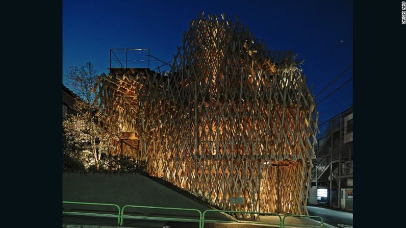 Esta tienda de tortas de piña en forma de cesta de bambú, usa una celosía de madera japonesa tradicional para crear un exterior totalmente distinto de los otros edificios residenciales en su calle.