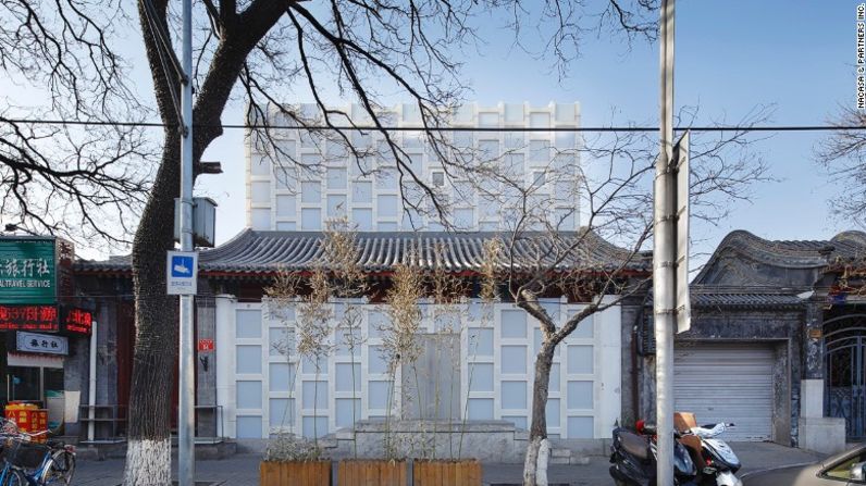 Casa de Té de Beijing, en Beijing, China (2014) - Kuma renovó de forma exclusiva esta casa de té de estilo siheyuan, cerca de la puerta este de Ciudad Prohibida, él utilizó de bloques de polietileno.