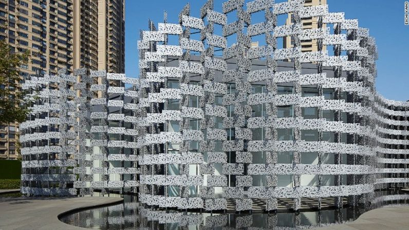 Wuxi Vanke, en Wuxi, China (2014) - Kuma transformó este antiguo molino de algodón en un centro comercial con un marco de paneles de aluminio, esto permite que la luz solar resplandezca en el edificio, lo que simboliza donde "el pasado y el futuro están conectados". Su forma está inspirada en la de la piedra Taihu, que estaba en el corazón de la cultura Taihu.