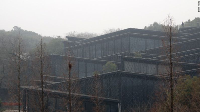 La Academia China de Arte del Museo de Arte Popular, en Hangzhou, China (2015) - "Podemos 'regresar al pasado', pero no es un movimiento nostálgico. Es un pasado muy futurista", dice Kuma. Su carácter distintivo se puede apreciar en el diseño de este museo: formas tradicionales hechas de materiales tradicionales evocan una sensación desconcertante de moverse por debajo del suelo.