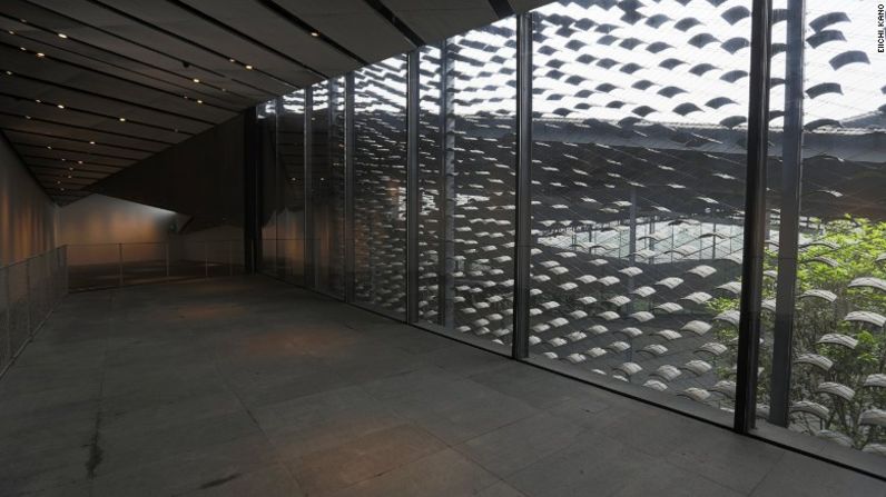 La Academia China de Arte del Museo de Arte Popular, en Hangzhou, China (2015) - Tejas antiguas de casas locales cuelgan en los alambres de metal a lo largo de la pared exterior, para controlar la cantidad de luz solar que penetra en su interior.