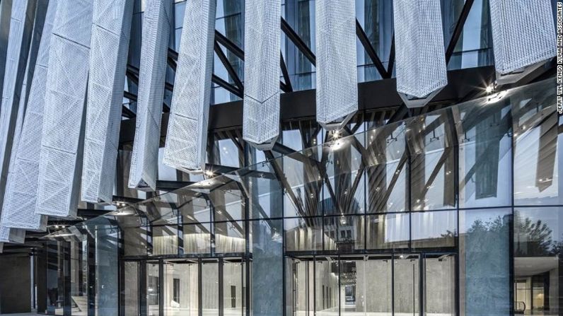 Hongkou SOHO, en Shanghai, China (2015) - Mallas de aluminio "plegadas" rodean todo el edificio, como un vestido de encaje para las mujeres. Da un aspecto diferente desde distintos ángulos.