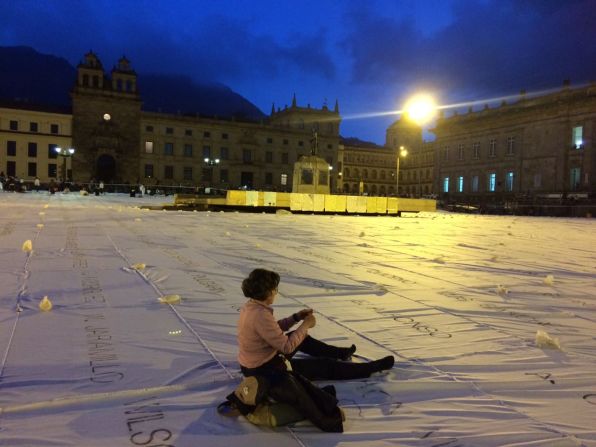 El objetivo era sumar a voluntarios y peatones en la elaboración de una gran "bandera-mortaja".