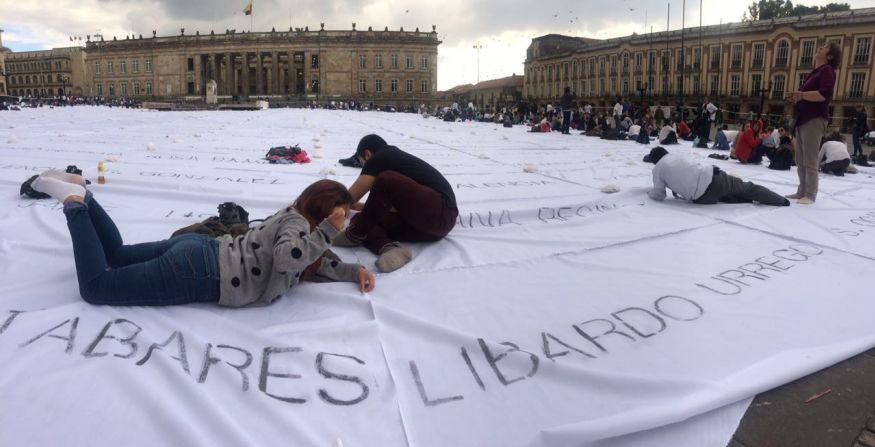 La bandera tenía inscritos en ceniza los nombres de 1.900 víctimas del conflicto armado en Colombia.