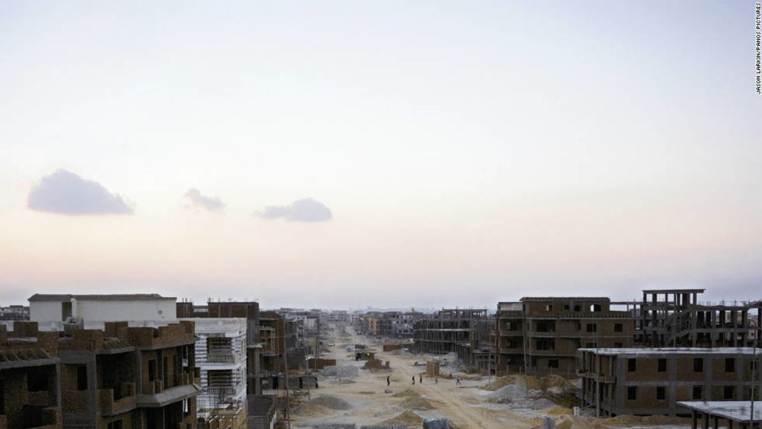 Una calle de casas unifamiliares y bloques de apartamentos en el ‘Nuevo Cairo’, una de las nuevas 'ciudades fantasma'.