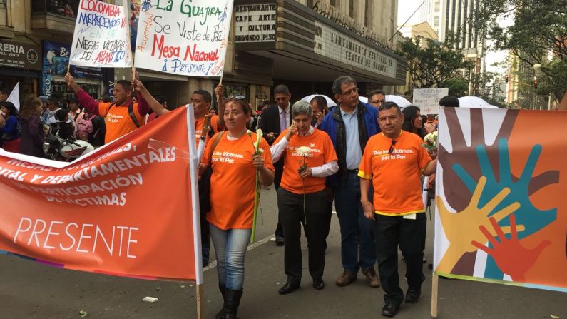 Grupos que apoyaron el sí en el plebiscito marchan con la consigna #AcuerdoYA.